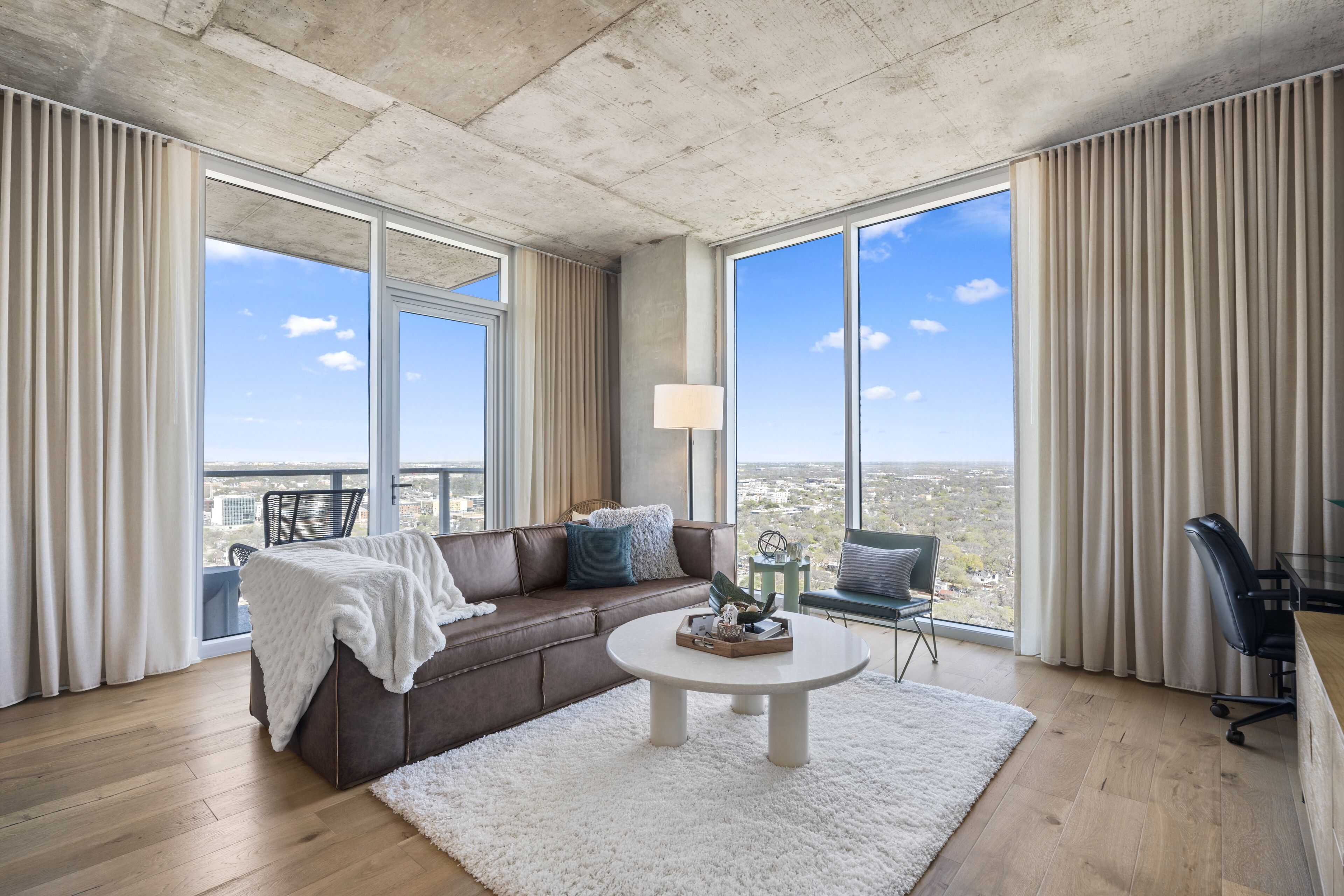 Corner Premium Downtown Suite - Rooftop Pool