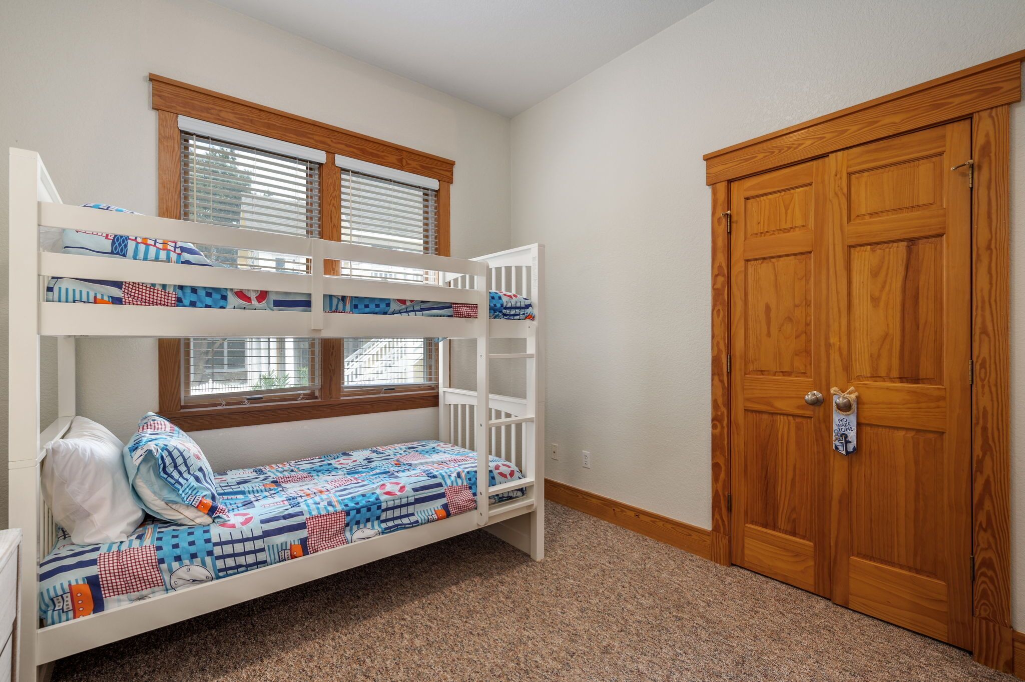 6 bedrooms, desk, iron/ironing board, free WiFi