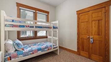 6 bedrooms, desk, iron/ironing board, free WiFi