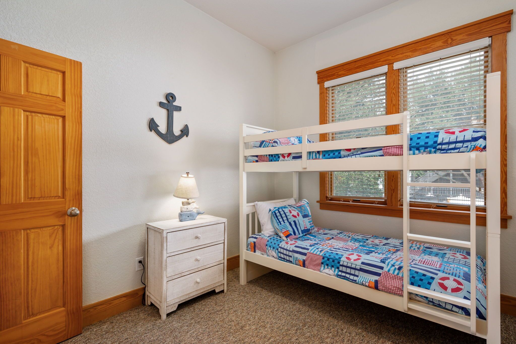 6 soverom, skrivebord, strykejern/-brett og wi-fi (inkludert)