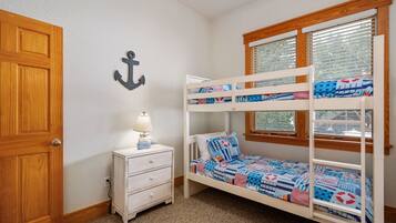 6 soverom, skrivebord, strykejern/-brett og wi-fi (inkludert)