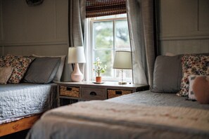 4 bedrooms, iron/ironing board, free WiFi, bed sheets