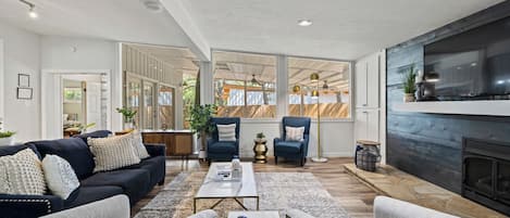 Télévision, cheminée