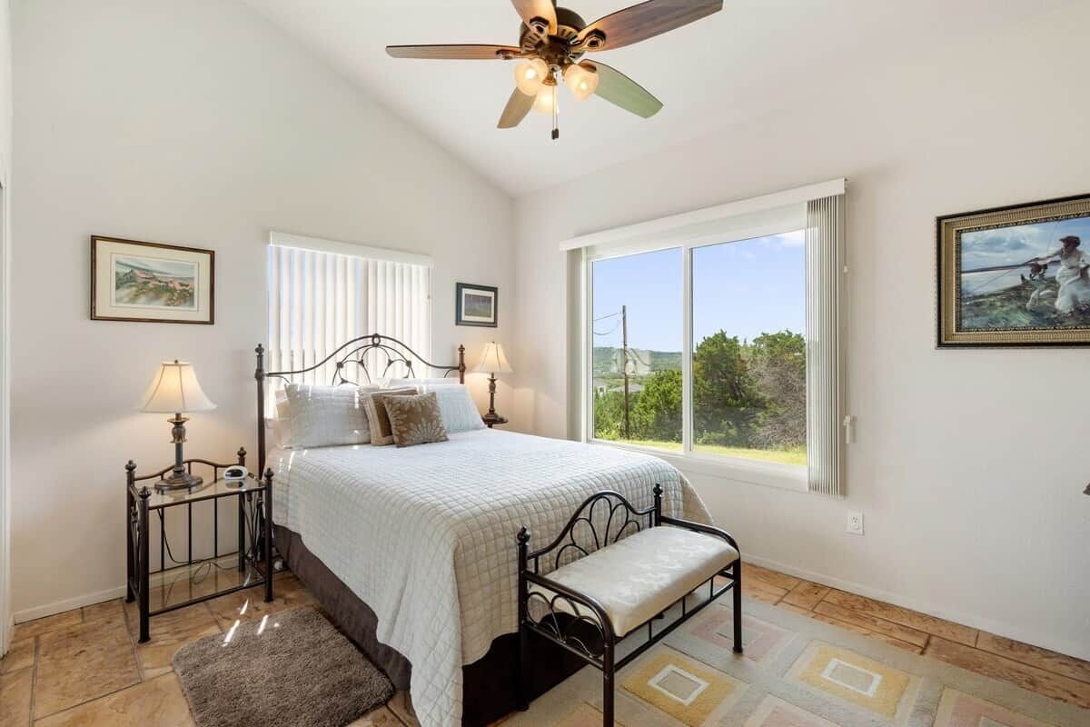 3 bedrooms, desk, iron/ironing board, free WiFi