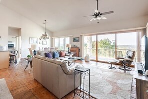 Smart TV, fireplace, books, music library - Feed the Deer | Lake Views, Boat Parking & Ramp (Spicewood)