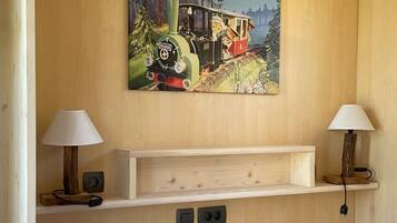 1 bedroom, travel cot, bed sheets