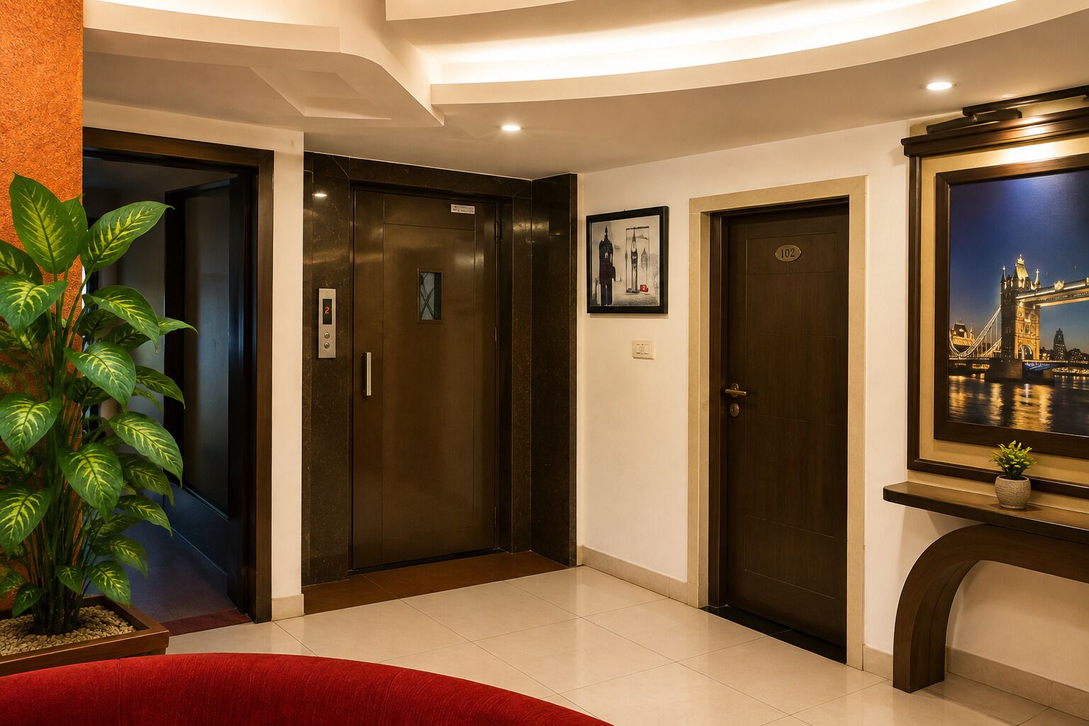 Un hall de hotel con un sofá rojo, una planta en maceta y un cuadro con una imagen de un puente.