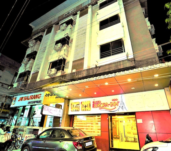 Un edificio con varios letreros, incluyendo