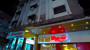 Un edificio de varios pisos con señalización que indica 'Jay Baijrang Enterprise' y 'Hotel Europa Inn'.