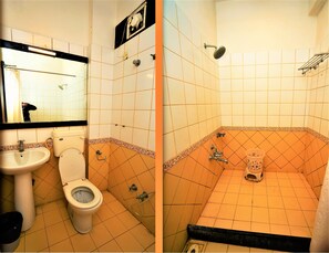 Bidet, towels, soap, shampoo - Hotel Europa Inn (Rajkot)