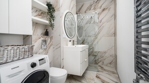Studio Suite (26) | Bathroom | Shower, hair dryer, towels - Apartamenty Sun & Snow Rezydencja Łazienki Park (Warsaw)