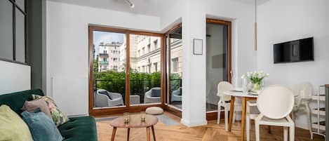 Espacio para trabajar con laptop y tabla de planchar con plancha