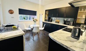 Réfrigérateur, four à micro-ondes, un four, surface de cuisson