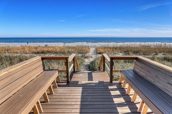Property grounds - RT-0703 Oceanfront 1-Bedroom Condo at Roxanne Towers, Myrtle Beach - Sleeps 6 (Myrtle Beach)