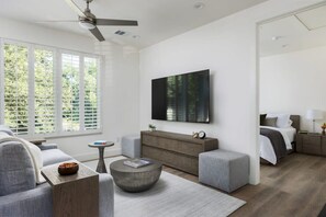 1 habitación, escritorio, tabla de planchar con plancha y cuna de viaje