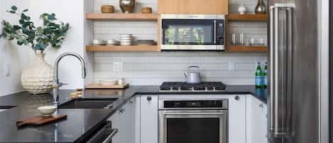 Frigorífico, microondas, horno y placa de cocina