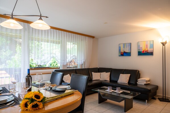 Panoramic-Apartment zuzüglich 150 CHF Reinigungsgebühr | Essbereich im Zimmer