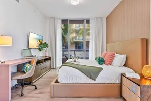 1 bedroom, desk, iron/ironing board, travel cot - Lovely Apartment|Rooftop Pool+Hot Tub|Broad–walk (Hollywood)