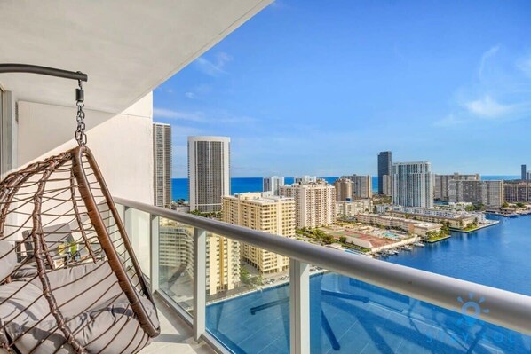 Property grounds - Amazing Pool + Balcony w/Infinity View + Gym (Hallandale Beach)