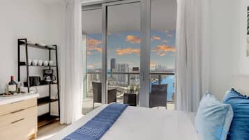 Een bureau, een strijkplank/strijkijzer, reisbedje, wifi