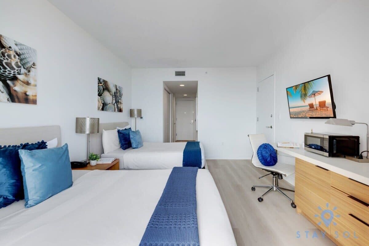 Upper studio w/ Balcony + Pool + Gym + Near Beach