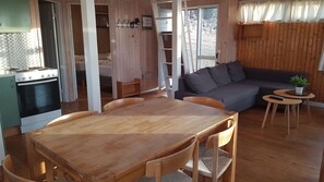 Cottage - 2- Bedroom with Sleeping Loft, 1-8 Guests | Vardagsrum