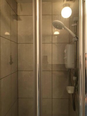 Appartement | Salle de bain | Douche, serviettes fournies