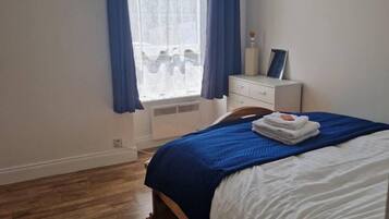 1 bedroom, bed sheets