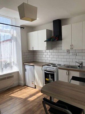 Appartement | Cuisine privée | Réfrigérateur, un four, surface de cuisson, bouilloire électrique