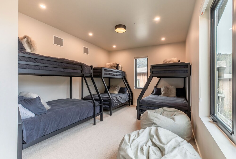 Brand New Meadow Lodge Cabin with Bunkroom Sleeps 16! Hoback