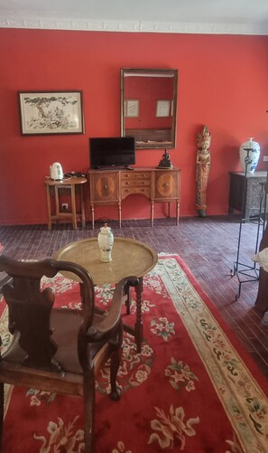 Rom – classic | Individuelt dekorert, individuelt innredet og skrivebord for bærbar PC