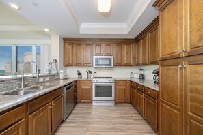 Frigorífico, microondas, horno y lavavajillas