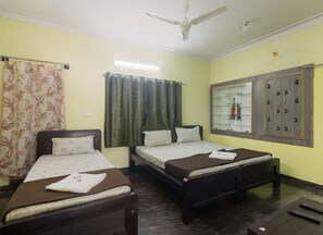 Classic Room | Free WiFi - JnJ Homestay (Chikkamagaluru)