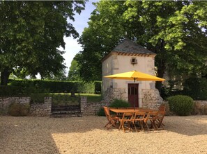 Outdoor dining - Le Vieux Colombier (Pouzy-Mésangy)