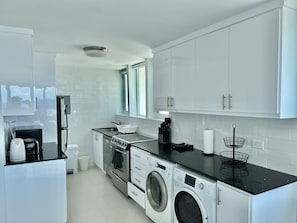 Refrigerador, microondas, horno y parrilla de estufa