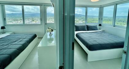 Penthouse Big Balcony Beachfront access 2 King Beds 2Baths