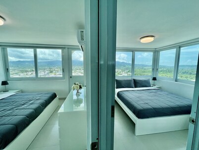 Penthouse Big Balcony Beachfront access 2 King Beds 2Baths