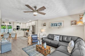 Condo, 2 Bedrooms | Living area