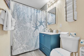 Condo, 2 quartos | Banheiro | Toalhas de banho 
