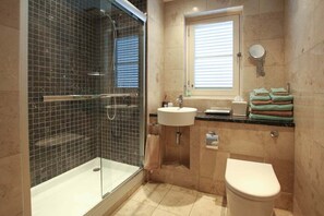 Apartment, 3 Bedrooms | Bathroom | Towels