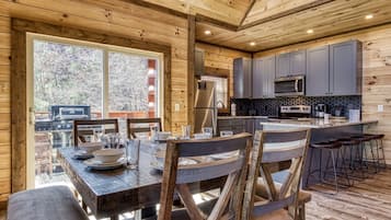 Cabin, 3 Bedrooms | Private kitchen | Fridge, oven, coffee/tea maker, toaster