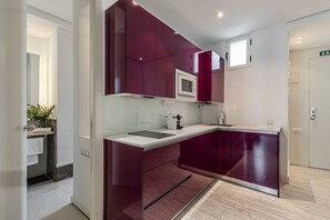 Réfrigérateur, micro-ondes, plaque de cuisson, lave-vaisselle