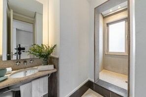 シャワー、ヘアドライヤー、タオル