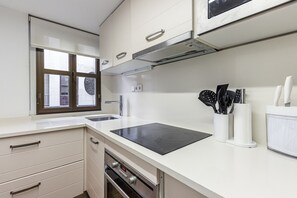 冷蔵庫、電子レンジ、オーブン、コンロ
