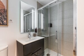 Dusj, hårføner og håndklær