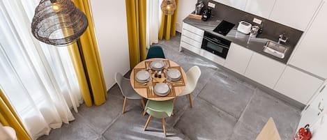Kylskåp, mikrovågsugn, ugn och diskmaskin