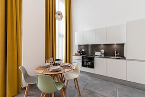 Kühlschrank, Mikrowelle, Ofen, Geschirrspüler