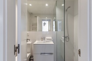 Douche, sĂšche-cheveux, serviettes fournies