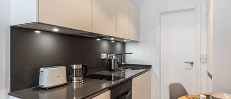 Kühlschrank, Mikrowelle, Ofen, Geschirrspüler