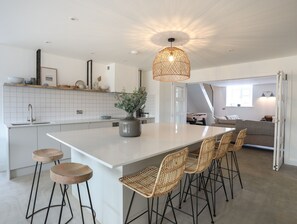 Refrigerador, lavavajillas, tetera eléctrica y tostadora 